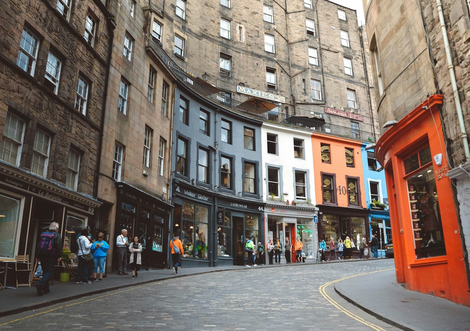 Ensuring Safety on Edinburgh’s Roads: The Importance of Windscreen Replacement Services